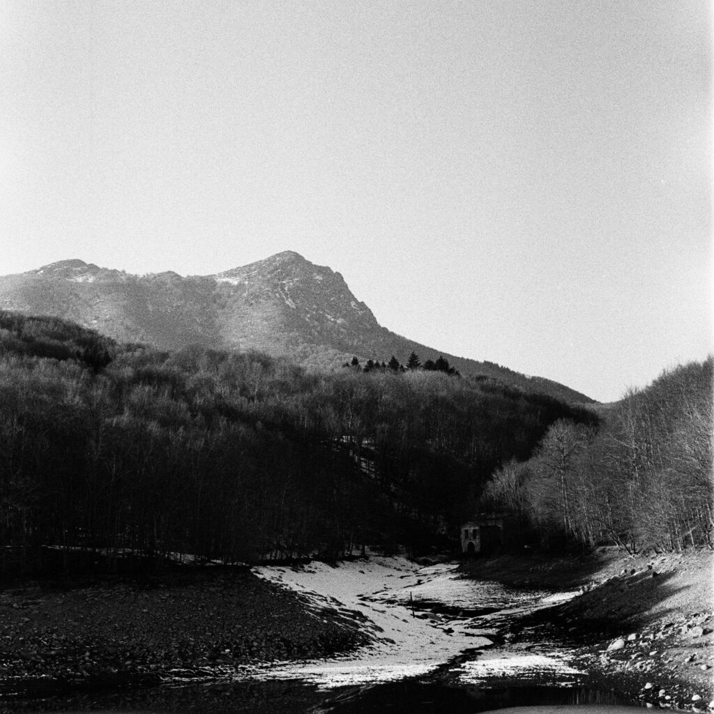 Fotografía analógica de paisaje de montaña en blanco y negro