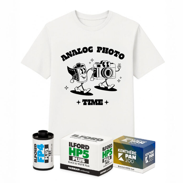 Pack idea para regalar Classic Film Lab de camiseta Analog Photo Time diseño exclusivo de La Chica de los Mofletes y tres carretes blanco y negro